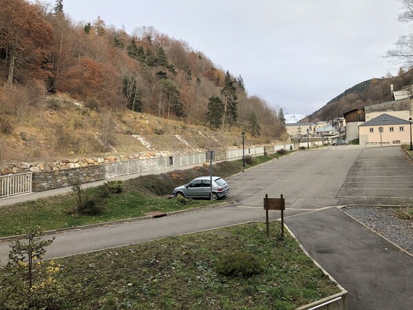 Parkplätze auf dem Gelände, Auto empfohlen