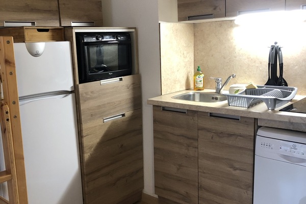 Een koelkast, een microgolfoven, een kookplaat, een vaatwasser