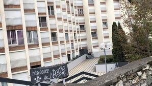 Un edificio de varios pisos con balcones, una escalera y un letrero que dice 'Résidence de l'Ayre'.