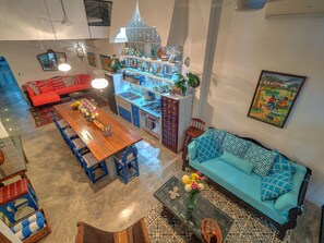 المنشأة من الداخل