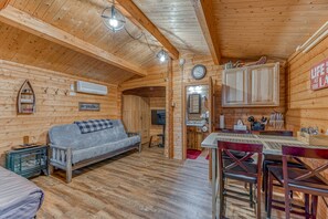 Smart TV, fireplace, DVD player - Authentic German Log Cabin in Hayward!! (Hayward)
