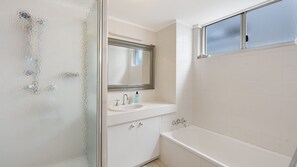 Bathtub - Shipton Lodge unit 3 Moffat Beach QLD (MOFFAT BEACH)