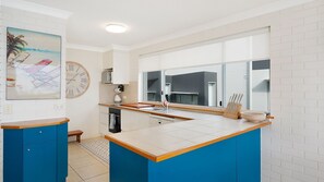 Microwave, dishwasher - Shipton Lodge unit 3 Moffat Beach QLD (MOFFAT BEACH)