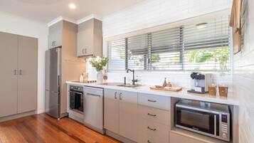 Micro-ondes, lave-vaisselle, cafetiĂšre/bouilloire