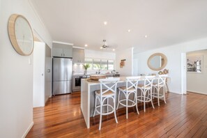 Micro-ondes, lave-vaisselle, cafetière/bouilloire