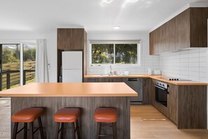 Fridge, microwave, toaster, cookware/dishes/utensils - Myrtle Cottage (Aireys Inlet)