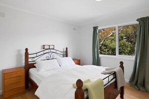 3 bedrooms, iron/ironing board, travel crib - Myrtle Cottage (Aireys Inlet)