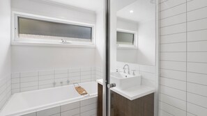 Shower, hair dryer, soap, shampoo - Myrtle Cottage - Pet Friendly & Centrally Located (Aireys Inlet)