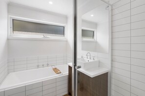 Shower, hair dryer, soap, shampoo - Myrtle Cottage (Aireys Inlet)