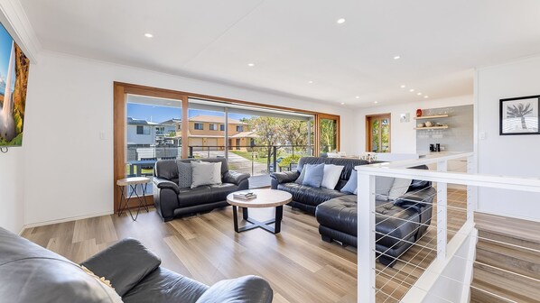 Smart TV - 1 Rowell Street Battery Hill QLD (BATTERY HILL)