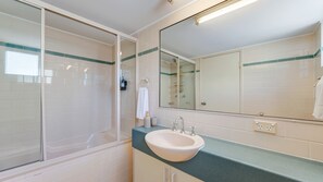 Combined shower/bathtub - Seacrest Unit 2 Moffat Beach QLD (MOFFAT BEACH)