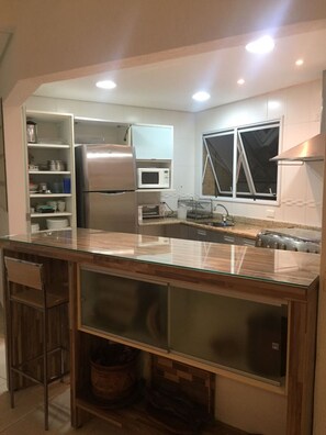 Geladeira, micro-ondas, fogão, cooktop
