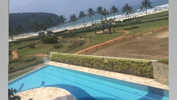 Een buitenzwembad, een verwarmd zwembad