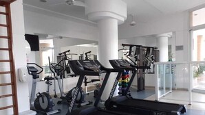 Ein Fitnessstudio mit Laufbändern, Ergometer und Crosstrainern.