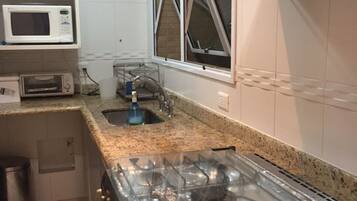 Een koelkast, een magnetron, een oven, een kookplaat