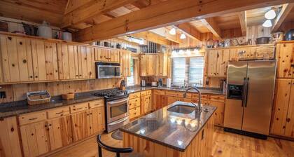 The Gathering Place - Blue Ridge Mountain Retreat - 30 acres to explore - Pool Table - Sleeps 15