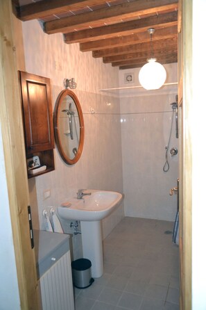 Douche, sèche-cheveux, bidet, serviettes fournies