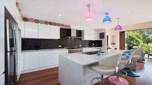 Microondas, horno, lavavajillas y cafetera y tetera 