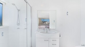 Combined shower/bathtub - Wickham Point Unit 5 Kings Beach QLD (KINGS BEACH)