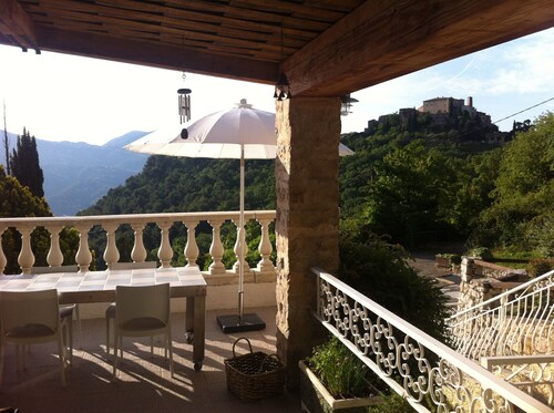 Sehr ruhige Villa, ideal mit Panoramablick gelegen!