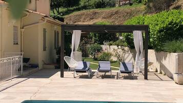 Una piscina al aire libre, una piscina climatizada