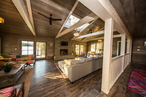 Smart TV, fireplace, books, stereo