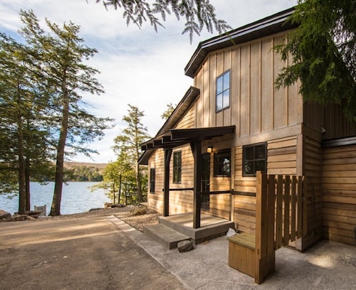 Modern Cabin on Pristine Lake Lucerne – A Lakeside Retreat!