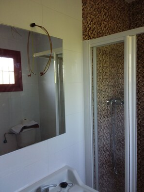 Dusche, Haartrockner, Handtücher, Seife