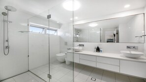 Combined shower/bathtub