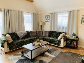 Een smart-tv en boeken