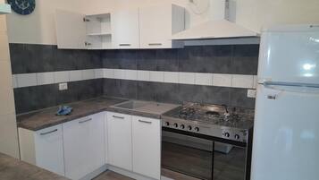 Frigorifero, microonde, forno, piano cottura