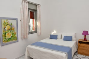 3 slaapkamers, een strijkplank/strijkijzer, reisbedje, gratis wifi