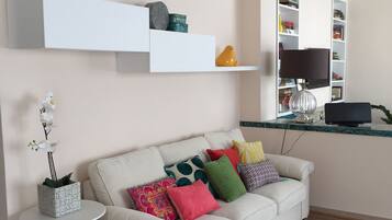 Smart-tv, dvd-spelare, böcker och en stereo