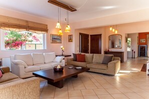 Smart-TV, Kamin, DVD-Player, Bücher