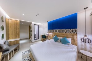 Minibar, in-room safe, desk, laptop workspace - Maison Phuong Hotel & Apartment (Da Nang)