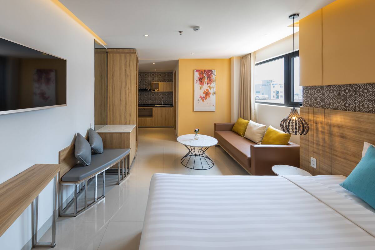 Apartamento | Minibar, caja fuerte, escritorio y espacio para trabajar con un portátil