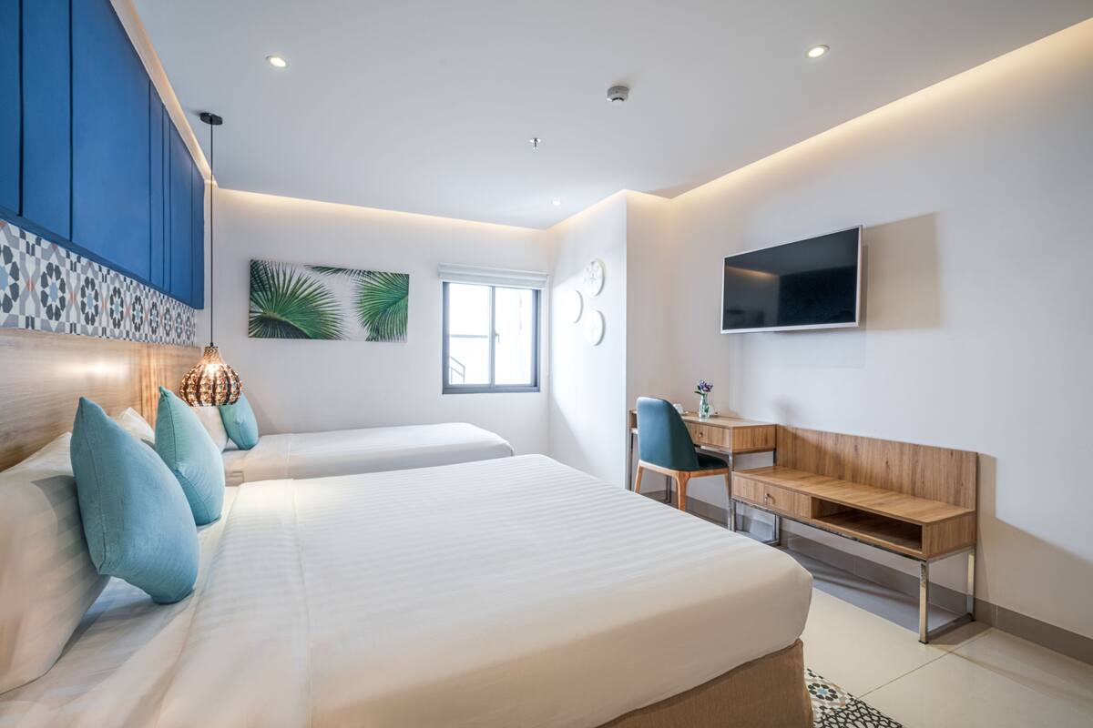 Deluxe driepersoonskamer, 1 slaapkamer | 1 slaapkamer, een minibar, een kluis op de kamer, een bureau