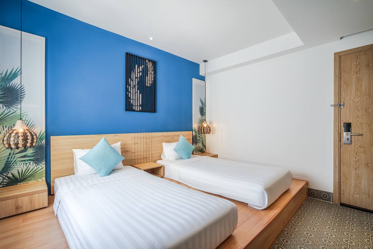 Deluxe Twin kamer | 1 slaapkamer, een minibar, een kluis op de kamer, een bureau