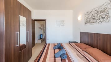 2 bedrooms, iron/ironing board, travel crib, WiFi (free)