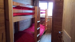 2 habitaciones, tabla de planchar con plancha y cuna de viaje 