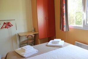 2 quartos, escrivaninha, ferros/tábuas de passar roupa, berço de viagem
