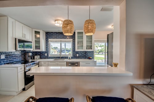 West Facing Elec Heated Pool, 2024 Tritoon rental, Walk/Bike to Bars&Restaurants