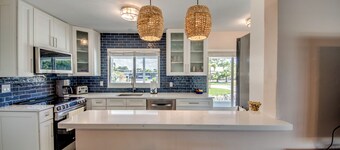 West Facing Elec Heated Pool, 2024 Tritoon rental, Walk/Bike to Bars&Restaurants