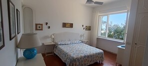 4 quartos, cofres nos quartos, ferros/tábuas de passar roupa