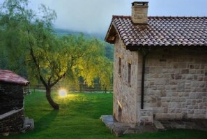 المنطقة المحيطة بالمنشأة