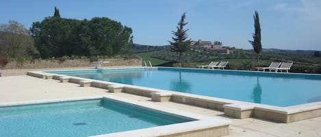 Una piscina al aire libre, una piscina climatizada