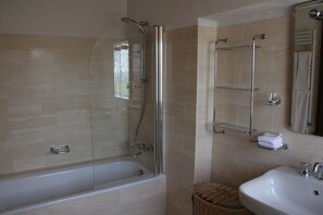 Ensemble douche/baignoire, sèche-cheveux, bidet, serviettes fournies