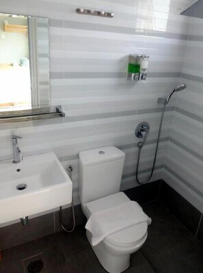 Deluxe Quadruple Room | Bathroom | Shower, rainfall showerhead, free toiletries, towels