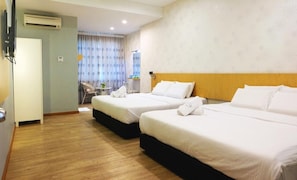 Deluxe Quadruple Room | Meja, kalis bunyi, seterika/papan seterika, katil lipat simpan/tambahan 