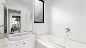 Dusch, gratis toalettartiklar och hårtork